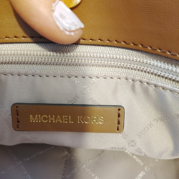 FLAWLESS!! Michael Kors, Large Maple Logo Signature Logo Crossbody/Tote - Picture 10 of 12
